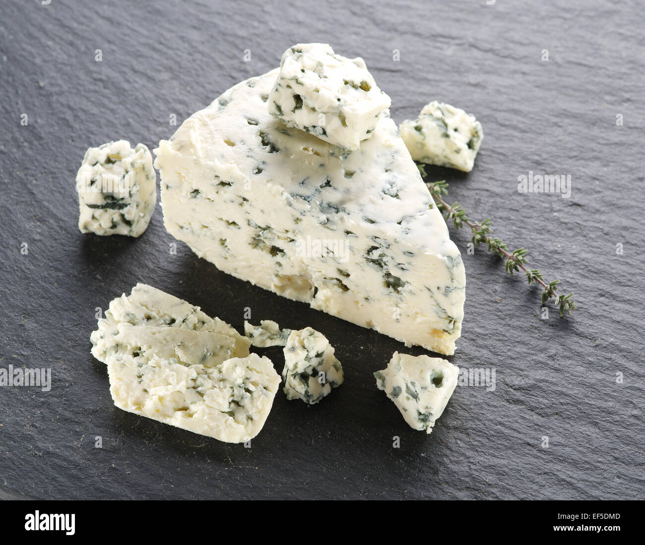 Tranches de fromage bleu danois sur la surface de la pierre grise. Banque D'Images