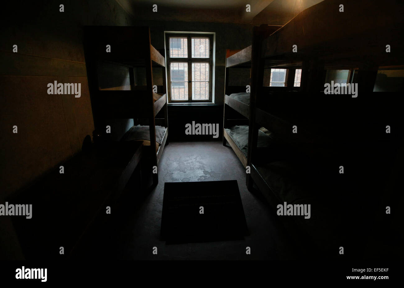 (150127) -- Bruxelles, le 27 janvier 2015 (Xinhua) -- Photo prise le 9 novembre 2012 montre la prison au mémorial de l'emplacement de l'ancien camp de concentration d'Auschwitz à Oswiecim, Pologne. Les célébrations du 70e anniversaire de la libération du camp de concentration d'Auschwitz a commencé dans le sud de la ville polonaise d'Oswiecim, mardi matin. Le camp de concentration a été fondée en 1940 par les Allemands surtout pour le but d'emprisonner des prisonniers polonais. Depuis 1942 il est devenu l'Europe est l'un des plus grands lieux d'extermination des Juifs, avec plus de 1,1 millions de personnes tuées, également, y compris les poteaux, les Roumains, S Banque D'Images