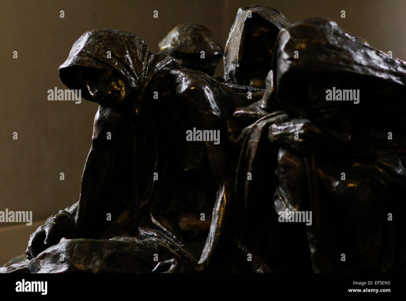 (150127) -- Bruxelles, le 27 janvier 2015 (Xinhua) -- Photo prise le 9 novembre 2012 montre la sculpture commémorant les victimes de l'ancien camp de concentration d'Auschwitz à Oswiecim, Pologne. Les célébrations du 70e anniversaire de la libération du camp de concentration d'Auschwitz a commencé dans le sud de la ville polonaise d'Oswiecim, mardi matin. Le camp de concentration a été fondée en 1940 par les Allemands surtout pour le but d'emprisonner des prisonniers polonais. Depuis 1942 il est devenu l'Europe est l'un des plus grands lieux d'extermination des Juifs, avec plus de 1,1 millions de personnes tuées, également, y compris les poteaux, les Roumains, Banque D'Images