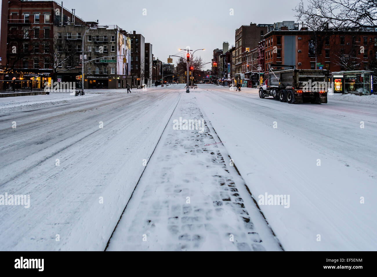 New York, USA. 26 janvier, 2015. Nous Météo : Malgré les prédictions que Juno tempête hivernale, on constate une baisse de 2 à 3 pieds de neige, Manhattan n'a reçu que quelques pouces. L'interdiction de voyager par NYS gouverneur Cuomo et maire De Blasio pour non-Trafic d'urgence a été levé à environ 8h00. Credit : Stacy Walsh Rosenstock/Alamy Live News Banque D'Images