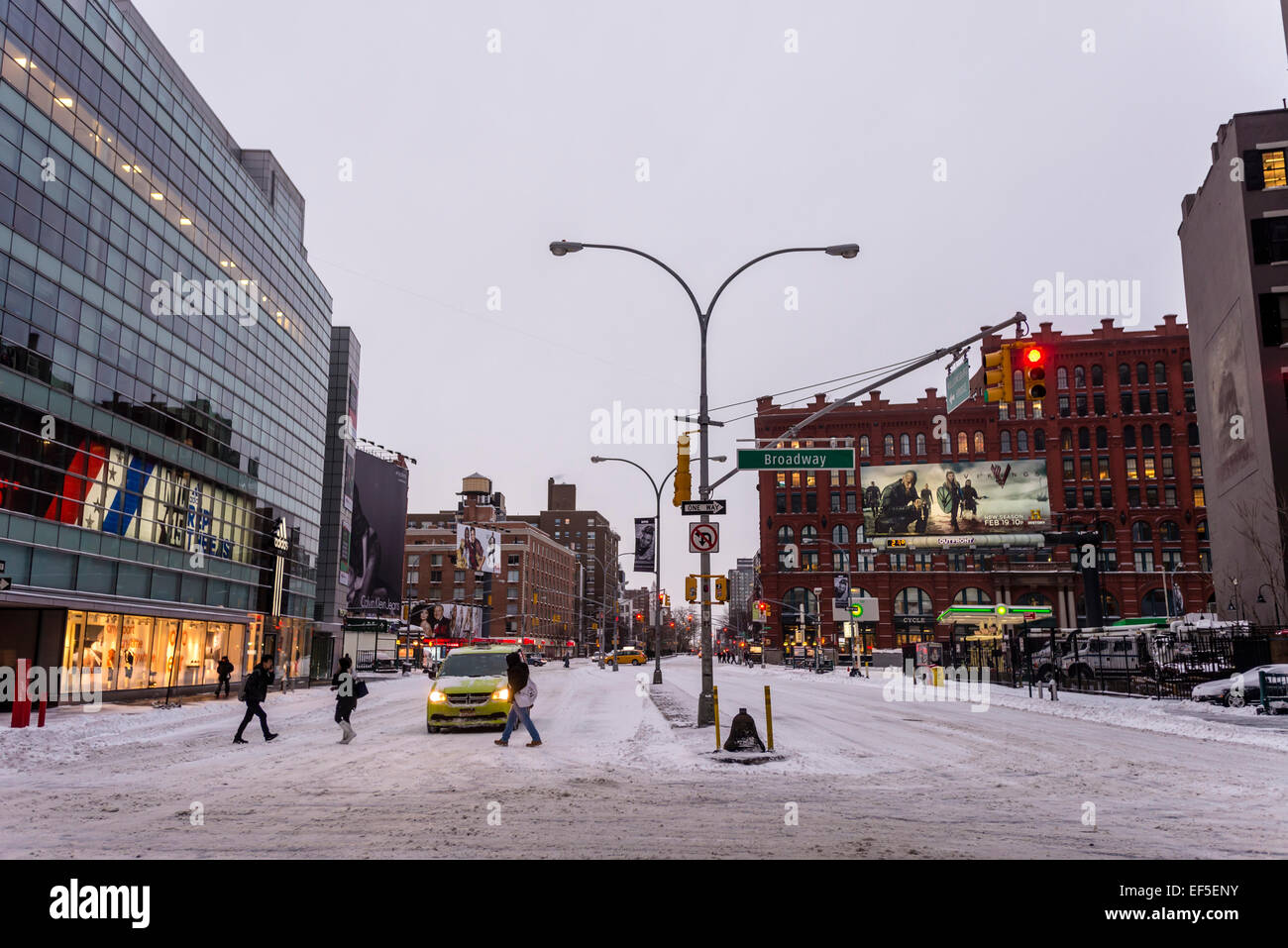 New York, USA. 26 janvier, 2015. Nous Météo : Malgré les prédictions que Juno tempête hivernale, on constate une baisse de 2 à 3 pieds de neige, Manhattan n'a reçu que quelques pouces. L'interdiction de voyager par NYS gouverneur Cuomo et maire De Blasio pour non-Trafic d'urgence a été levé à 8h00 environ et le transport en commun a repris sur un horaire limité. Credit : Stacy Walsh Rosenstock/Alamy Live News Banque D'Images