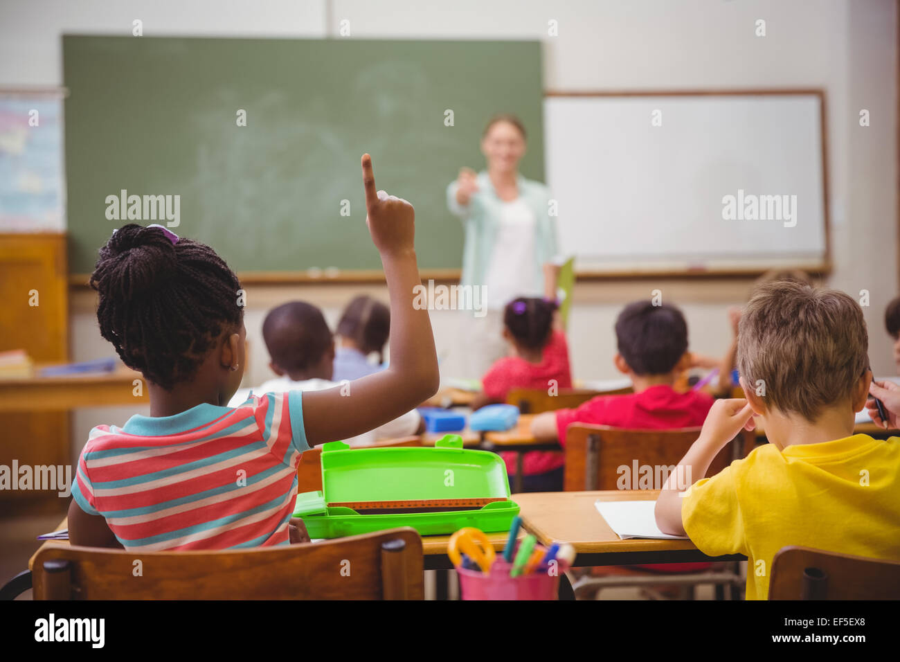 Les élèves lèvent la main pendant les cours Banque D'Images