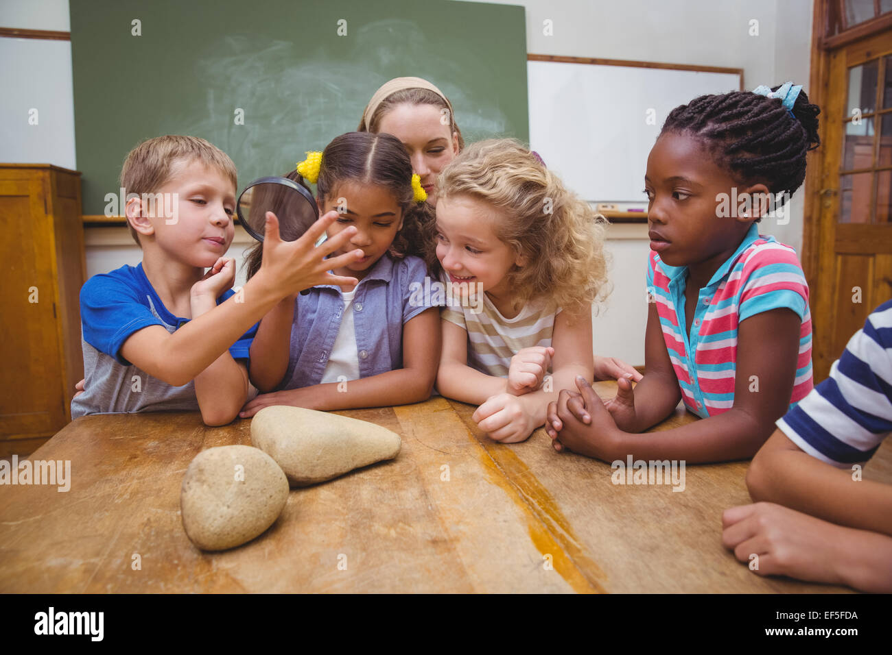 Les élèves à l'intermédiaire de Mignon loupe Banque D'Images