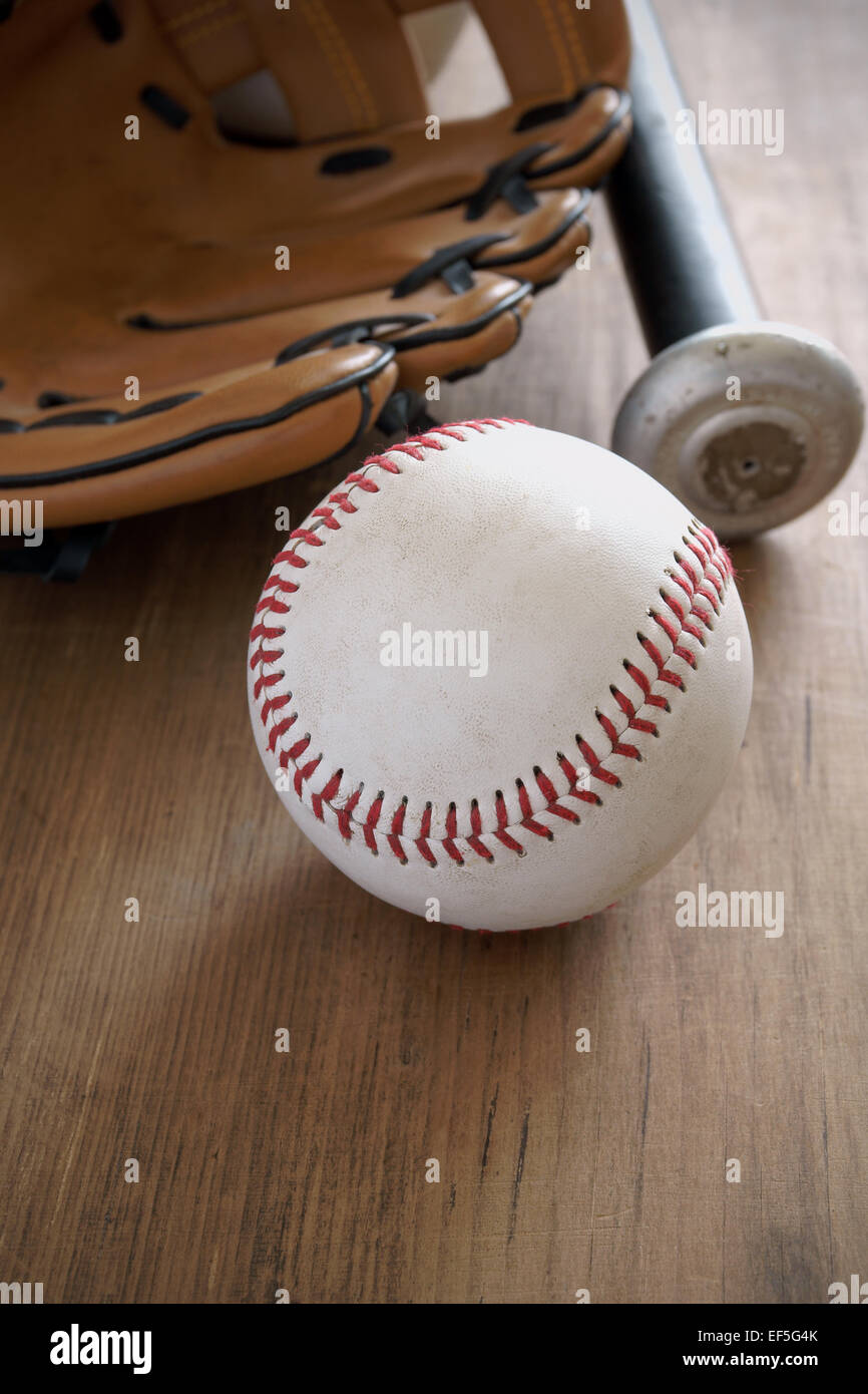 Vieux puits utilisés avec baseball mitt et bat Banque D'Images
