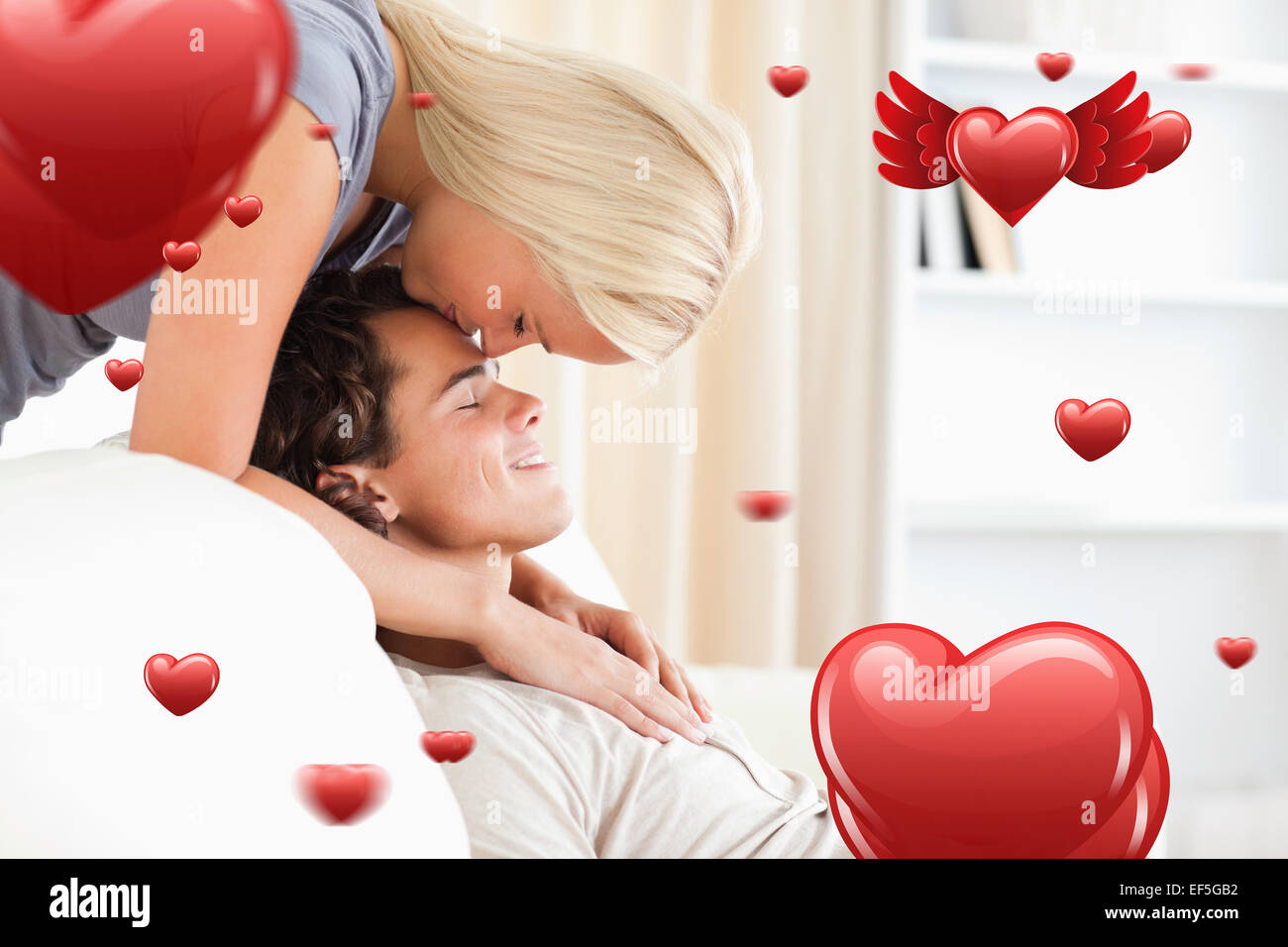 Image composite de woman kissing her fiance sur le front Banque D'Images
