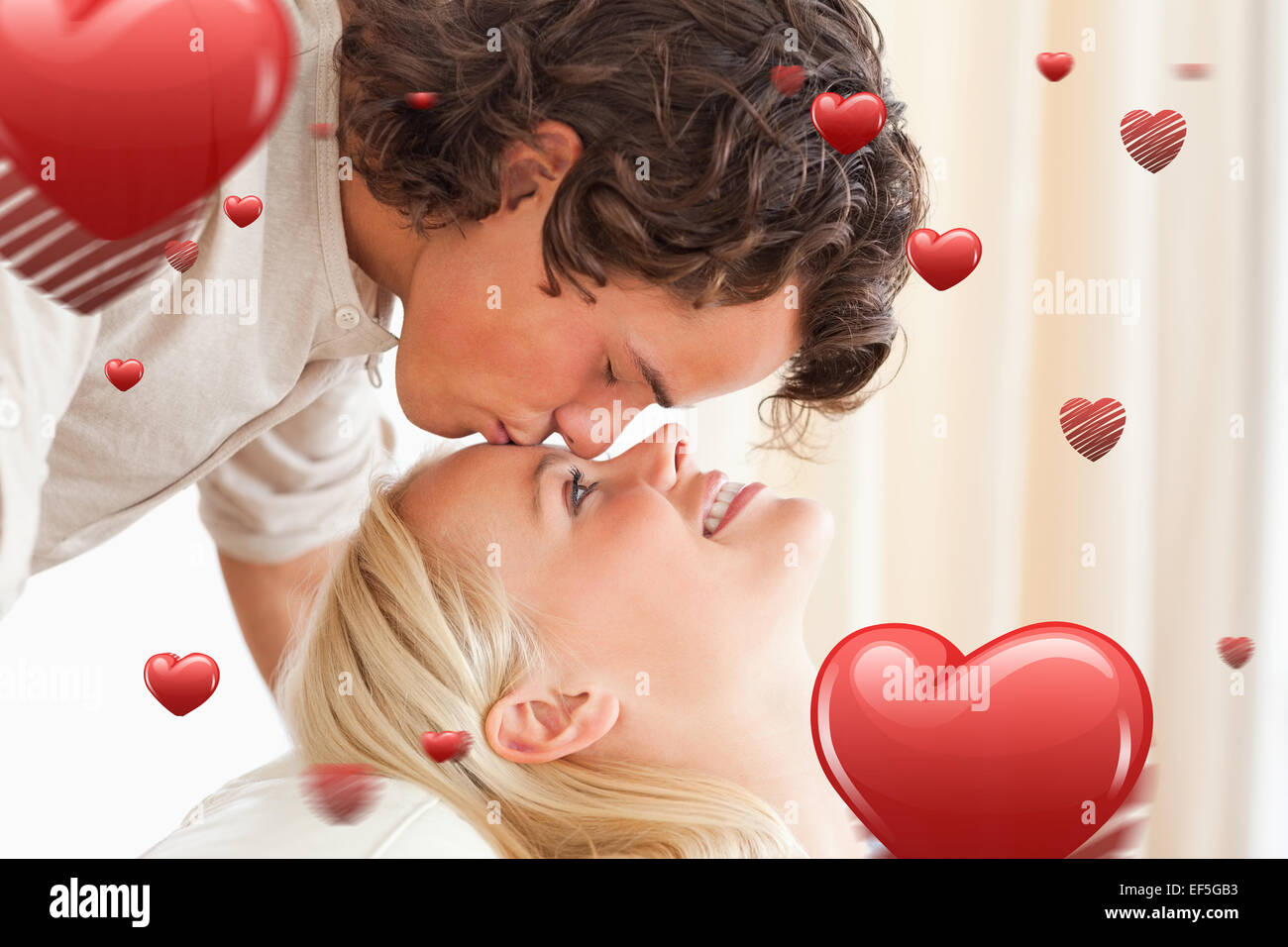 Composite image d'un homme embrassant sa fiancée sur le front Banque D'Images