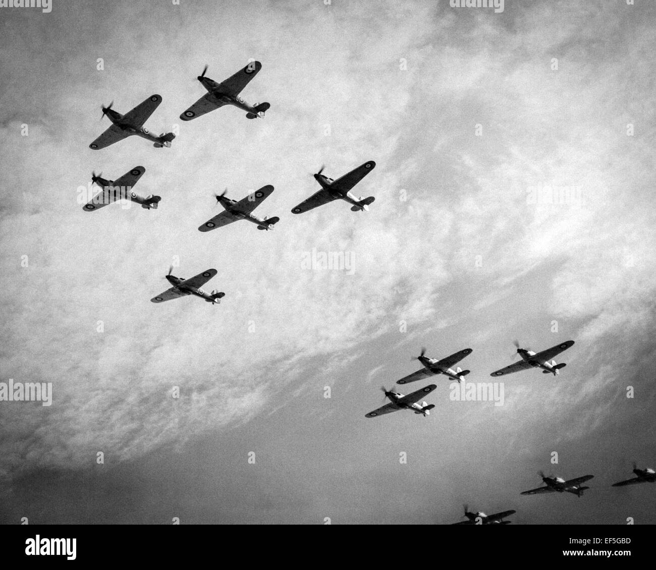 Un escadron de la Royal Air Force (RAF) Hawker Hurricane vole au-dessus pendant la bataille d'Angleterre de l'été/automne 1940, Royaume-Uni. Banque D'Images
