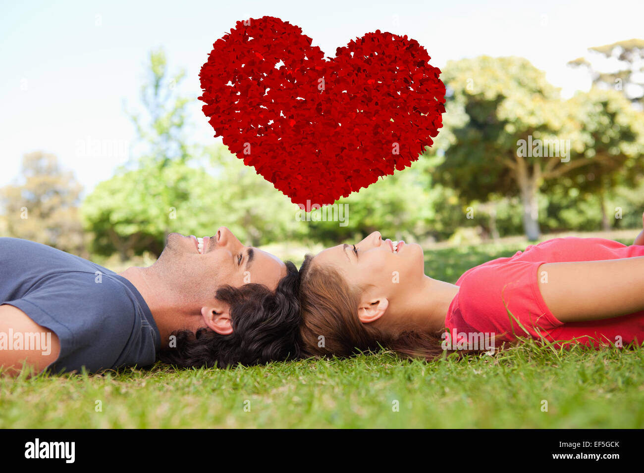 Image composite de deux smiling friends regardant vers le haut tout en se trouvant face à face Banque D'Images