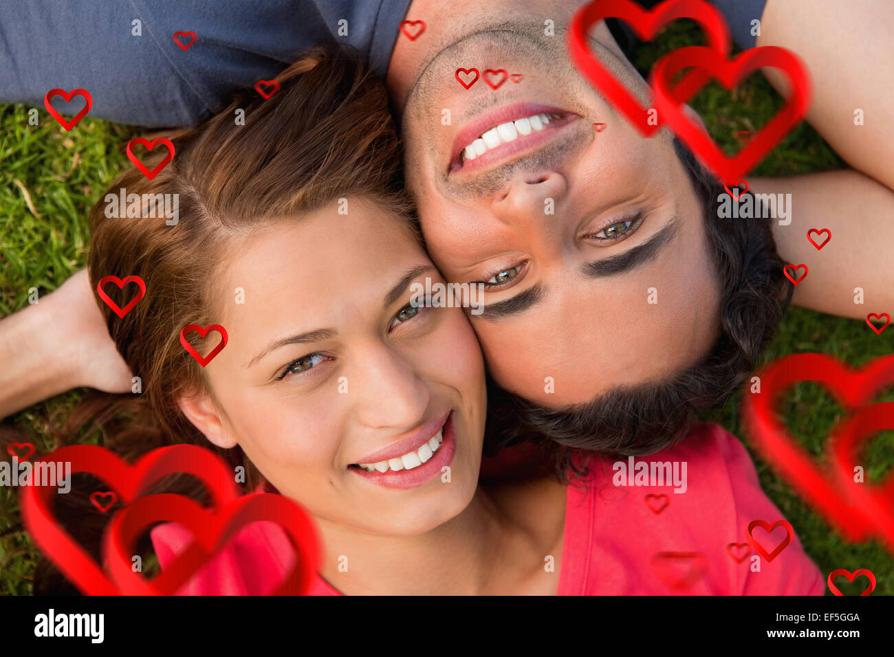 Image composite de deux amis à la tête vers le haut en position couchée à l'épaule Banque D'Images