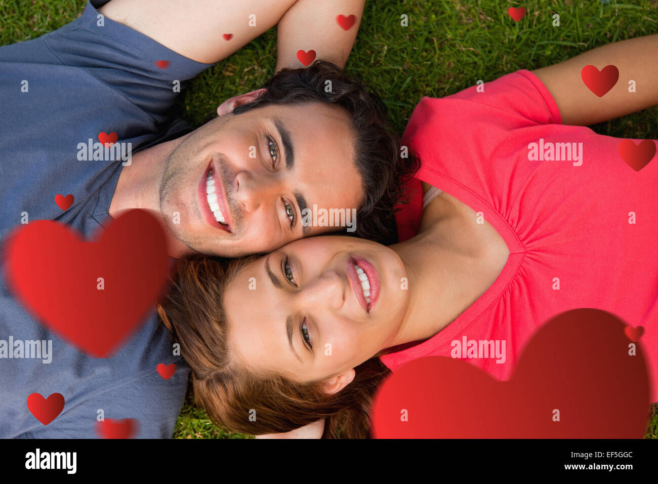 Image composite de deux amis à la tête vers le haut en position couchée à l'épaule Banque D'Images