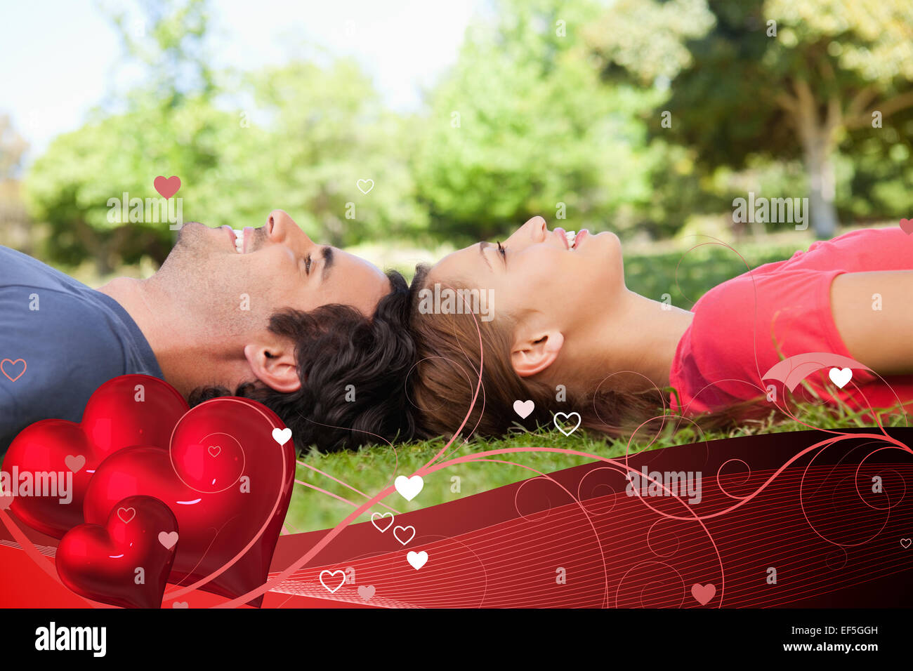 Image composite de deux amis regardant vers le haut tout en se trouvant face à face Banque D'Images