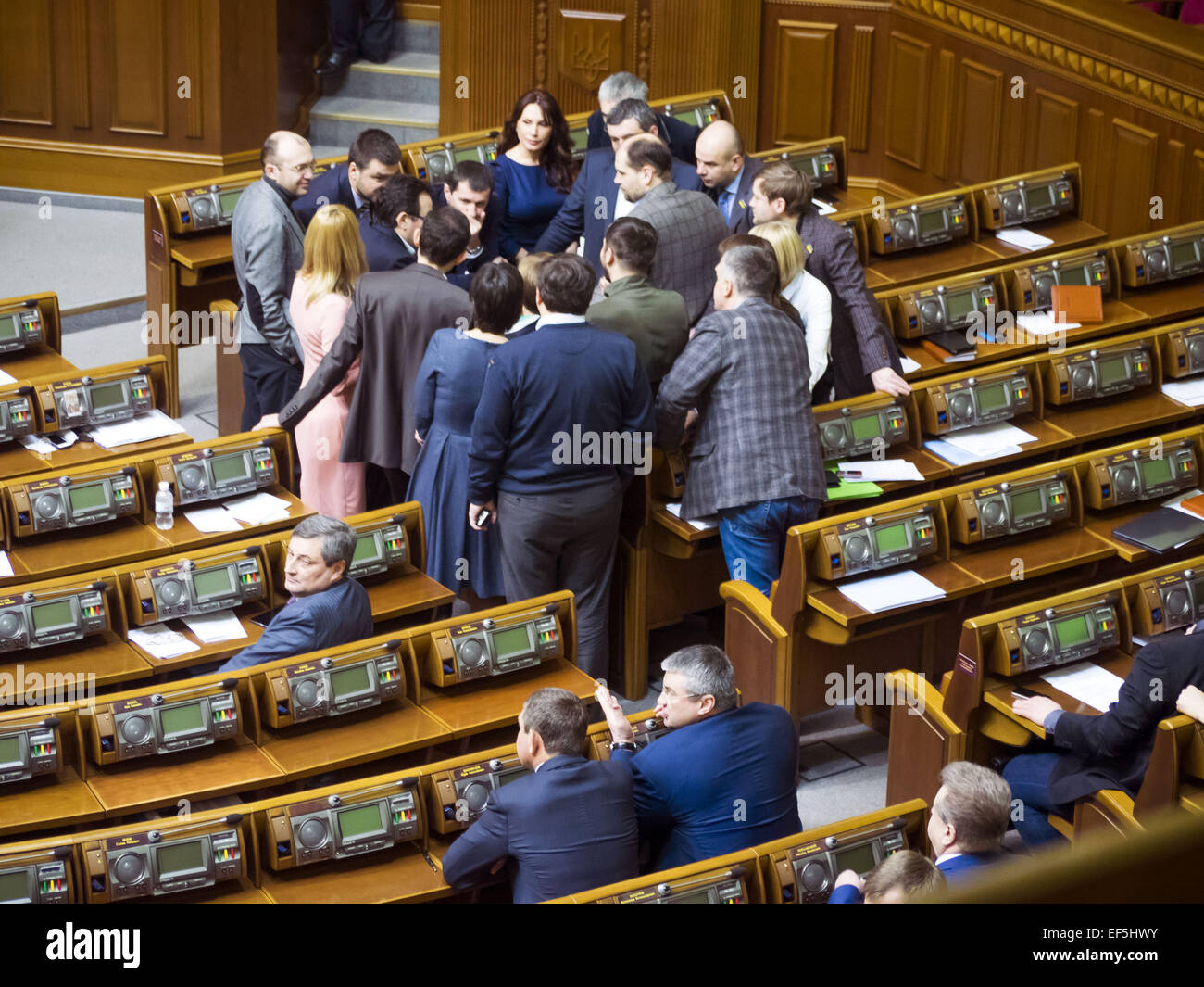 27 janvier 2015 - ''Self Faction help'' de se préparer pour la réunion.-- Verkhovna Rada de l'Ukraine aujourd'hui, le 27 janvier 2015, a publié une déclaration russe conférant le statut de ''État agresseur'', et d'obtenir la reconnaissance de l'échappée de Donetsk et Lougansk République populaire des organisations terroristes.Le document a été adopté aujourd'hui lors d'une session extraordinaire de la Verkhovna Rada, l'initiative a soutenu 271 MP. Présenté son projet de ''Self-help'' Anna Gopko. Elle a parlé de la nécessité de reconnaître l'État agresseur russe, accusé d'implication dans la Fédération de bombardement de Mariupol et l'unw Banque D'Images