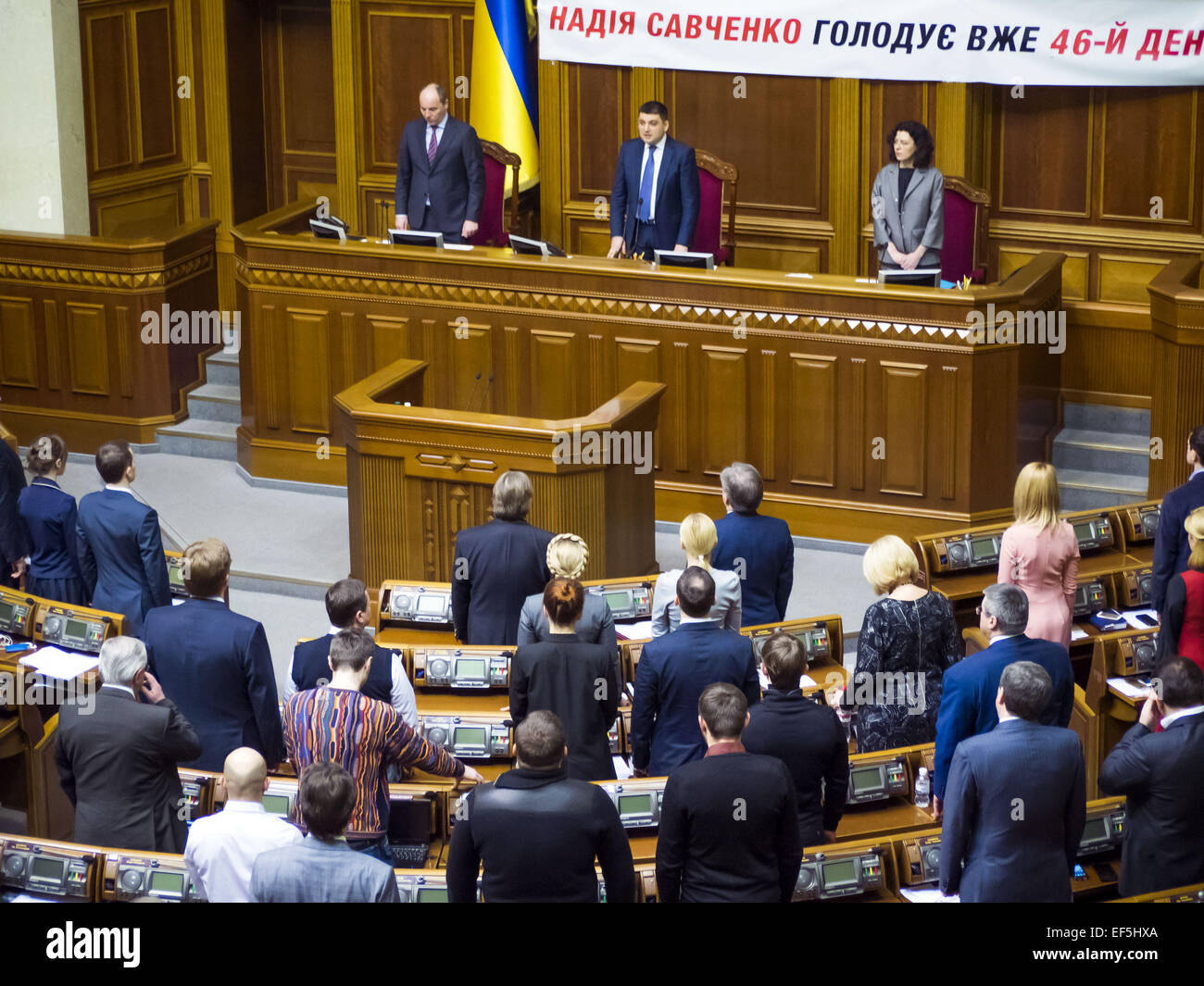 27 janvier 2015 - Députés minute de silence en mémoire de ceux tués à Marioupol. -- Verkhovna Rada de l'Ukraine aujourd'hui, le 27 janvier 2015, a publié une déclaration russe conférant le statut de ''État agresseur'', et d'obtenir la reconnaissance de l'échappée de Donetsk et Lougansk République populaire des organisations terroristes.Le document a été adopté aujourd'hui lors d'une session extraordinaire de la Verkhovna Rada, l'initiative a soutenu 271 MP. Présenté son projet de ''Self-help'' Anna Gopko. Elle a parlé de la nécessité de reconnaître l'État agresseur russe, accusé d'implication dans la Fédération de bombardement de Mar Banque D'Images