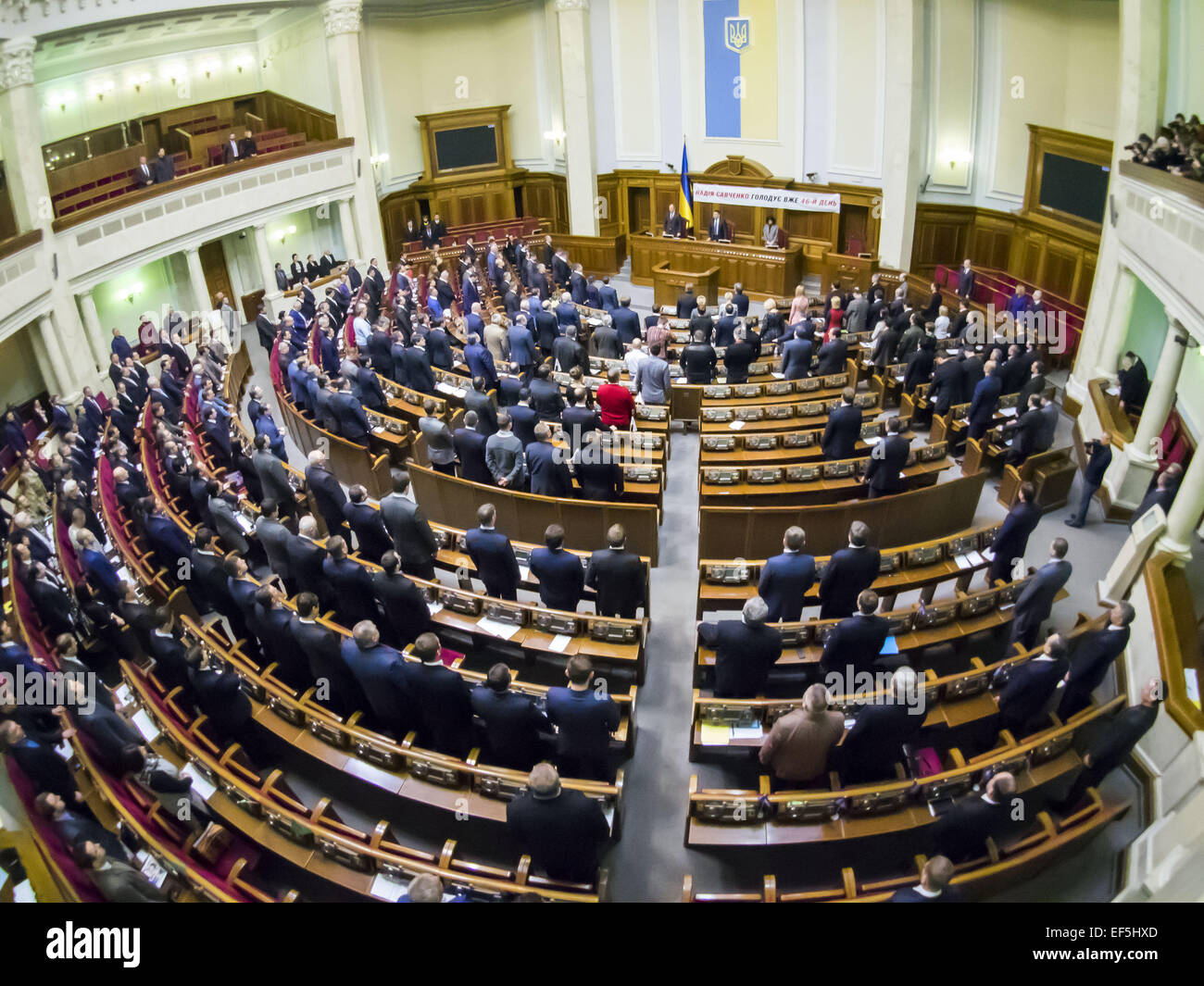 27 janvier 2015 - Députés minute de silence en mémoire de ceux tués à Marioupol. -- Verkhovna Rada de l'Ukraine aujourd'hui, le 27 janvier 2015, a publié une déclaration russe conférant le statut de ''État agresseur'', et d'obtenir la reconnaissance de l'échappée de Donetsk et Lougansk République populaire des organisations terroristes.Le document a été adopté aujourd'hui lors d'une session extraordinaire de la Verkhovna Rada, l'initiative a soutenu 271 MP. Présenté son projet de ''Self-help'' Anna Gopko. Elle a parlé de la nécessité de reconnaître l'État agresseur russe, accusé d'implication dans la Fédération de bombardement de Mar Banque D'Images