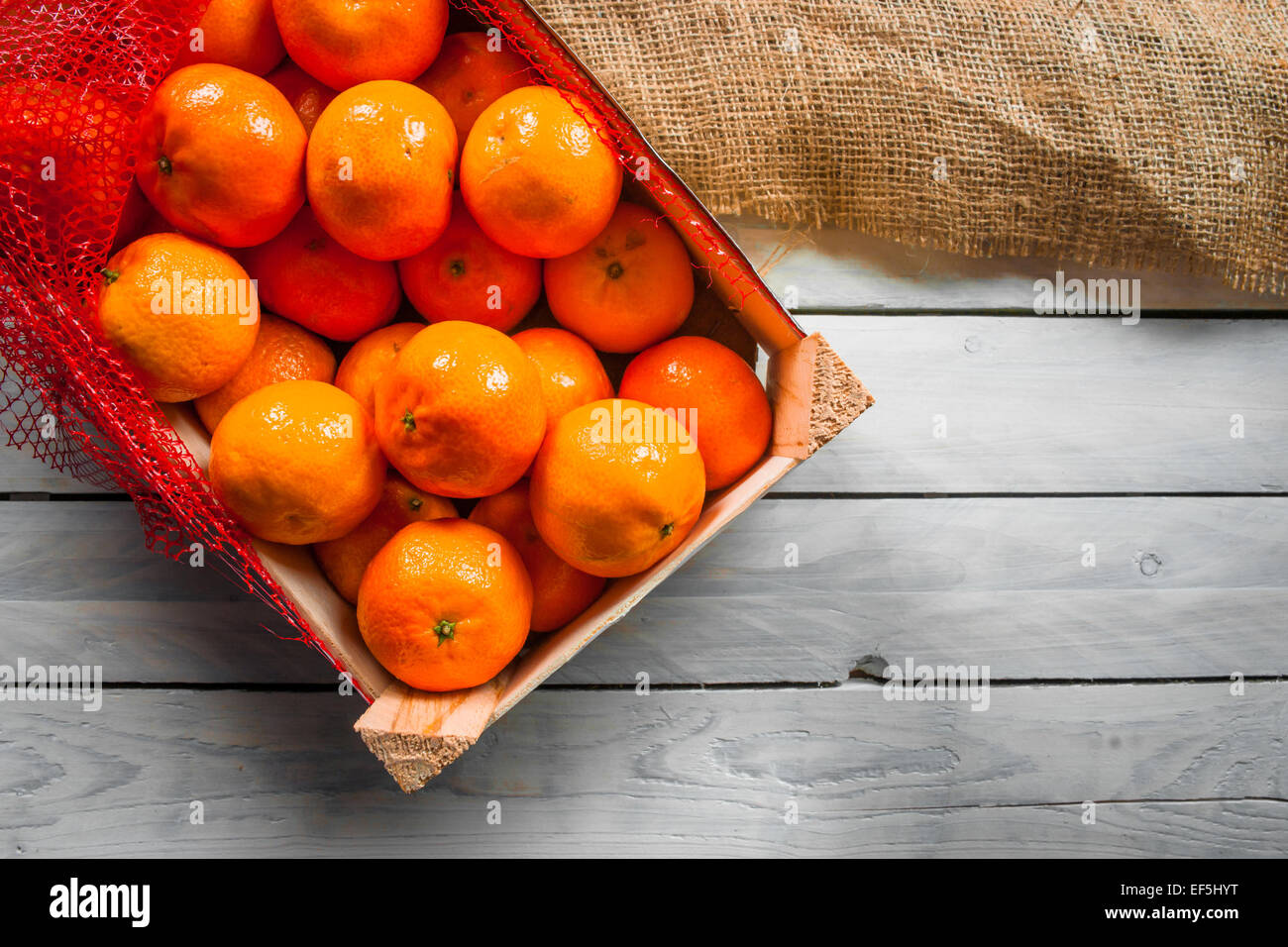 Fruits clémentine dans une boîte sur une table Banque D'Images