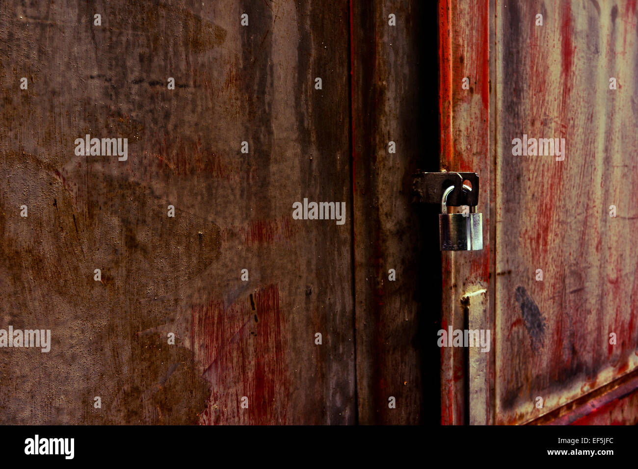 porte en métal rouge rouille et cadenas Banque D'Images