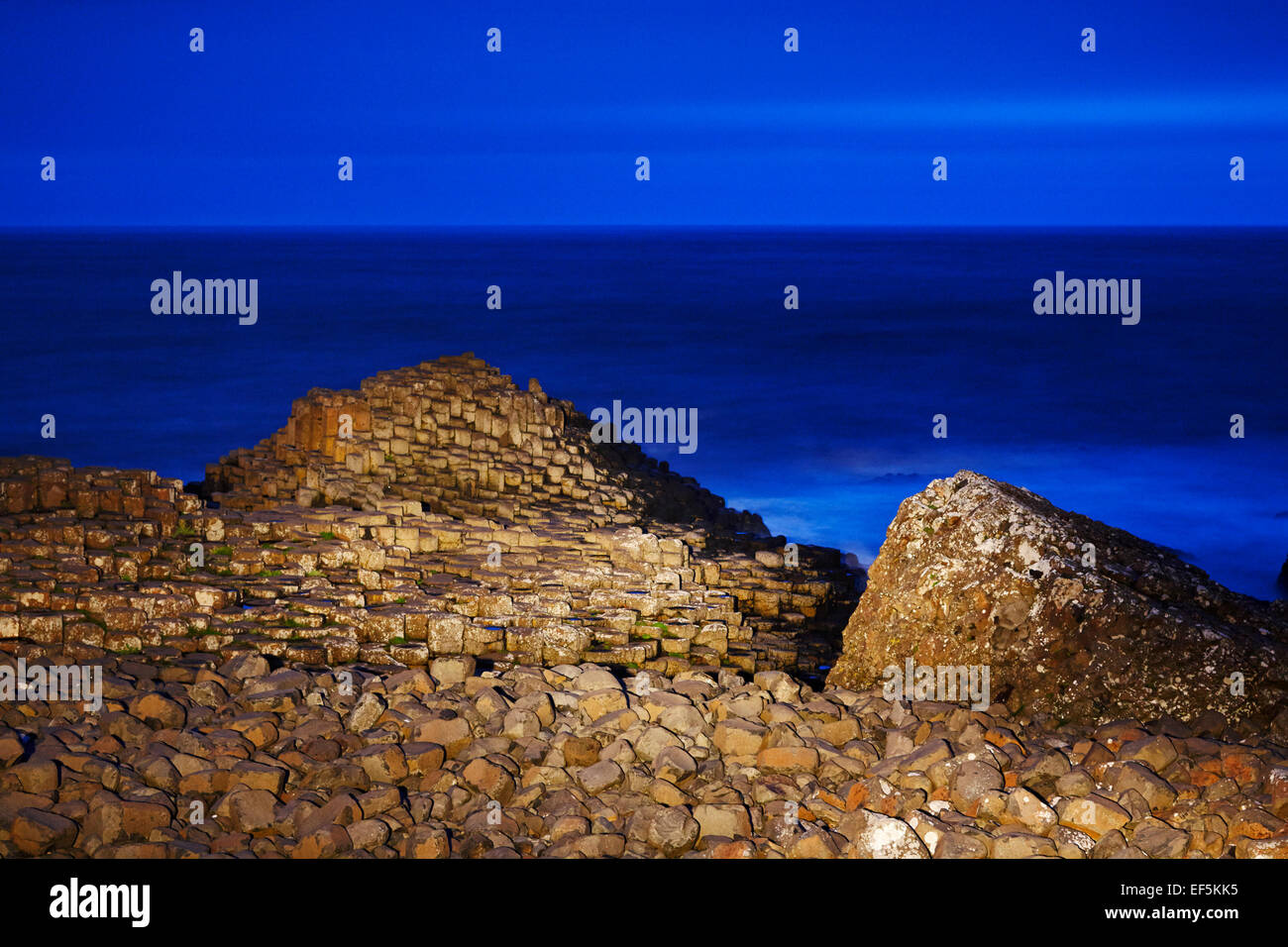Chaussée des géants, la nuit, l'heure bleue côte d'Antrim en Irlande du Nord Banque D'Images