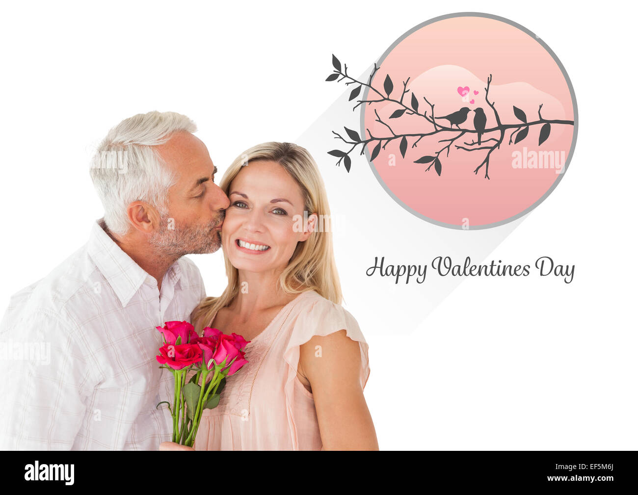 Image composite de l'homme affectueux baiser sa femme sur la joue avec des roses Banque D'Images