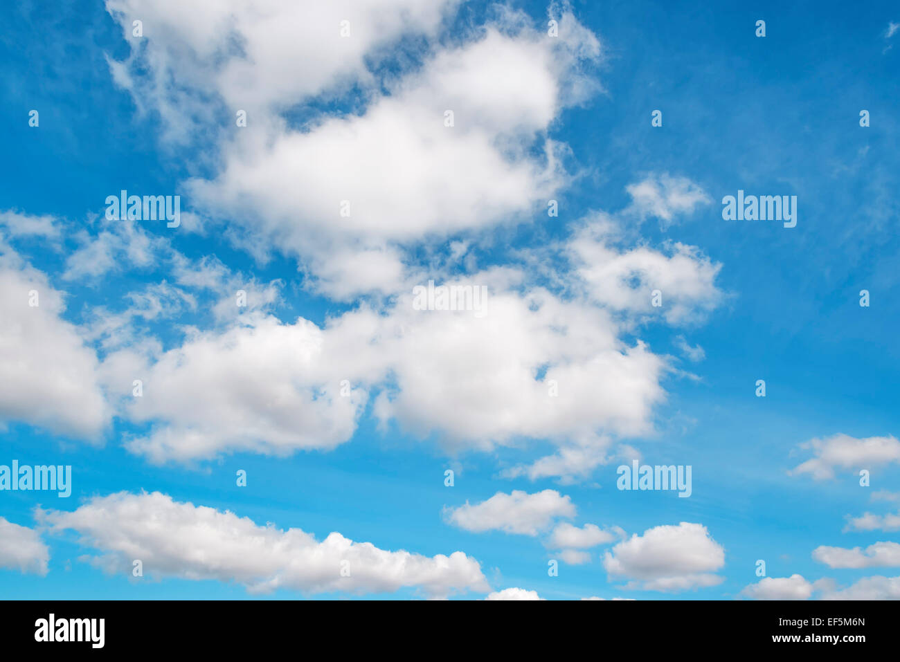 Droit de nuages blancs sur le ciel bleu Banque D'Images