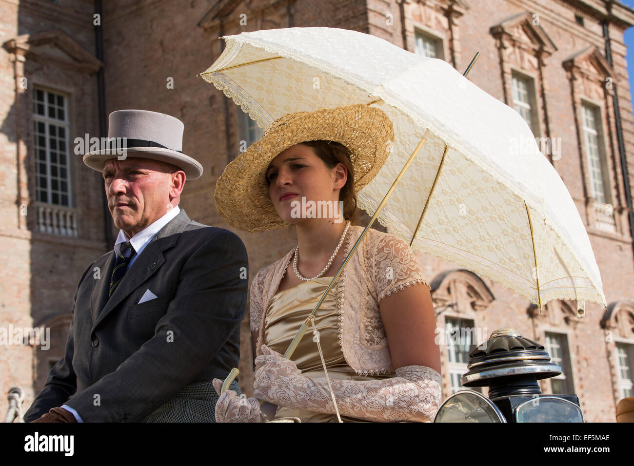 La concurrence internationale pour les voitures traditionnelles 'La Venaria Reale', les concurrents portant le code vestimentaire,Italie Banque D'Images