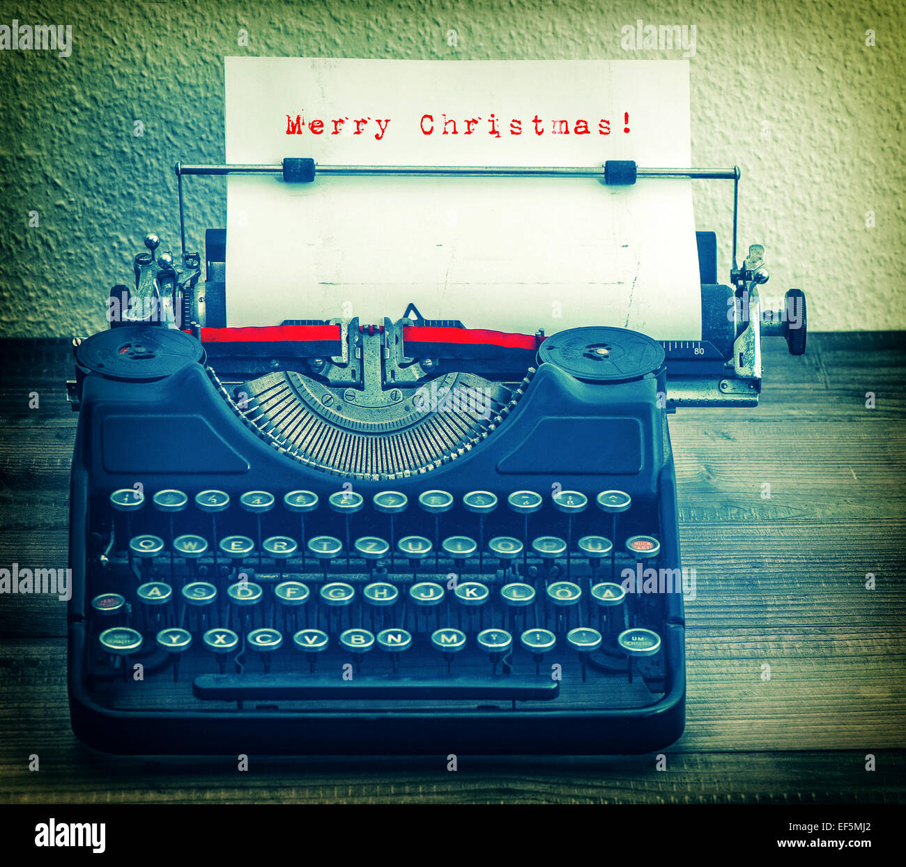 Vieille machine à écrire avec l'exemple de texte Joyeux Noël. Retro style tonique photo Banque D'Images