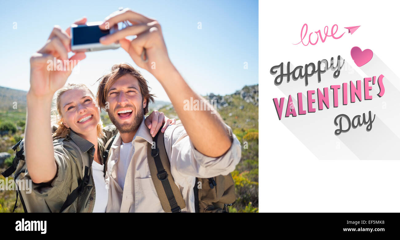Image composite de randonnées couple standing sur terrain de montagne prenant un selfies Banque D'Images