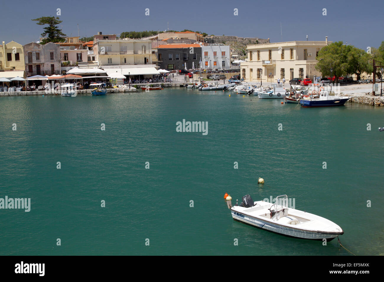 Bateau de vitesse et les bâtiments du port de Rethymnon Crète Grèce 02 Mai 2014 Banque D'Images