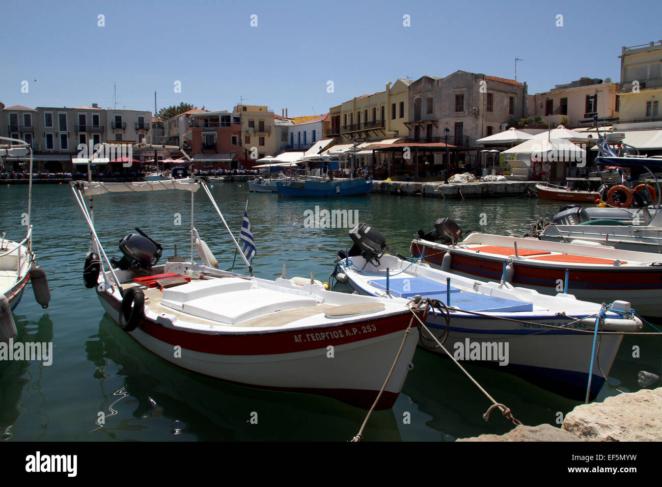 Bâtiments et bateaux de pêche du port de Rethymnon Crète Grèce 02 Mai 2014 Banque D'Images