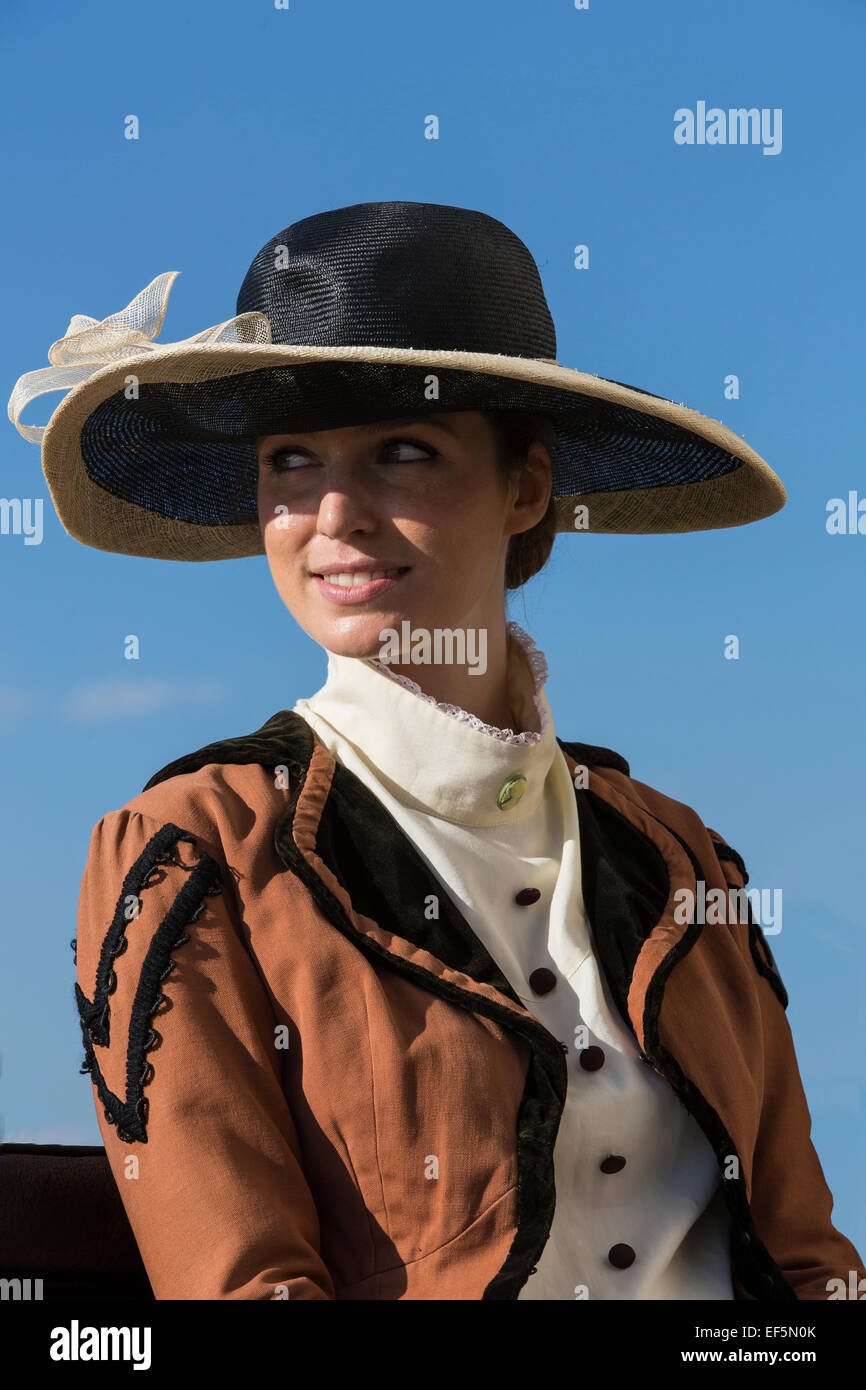 La concurrence pour les voitures traditionnelles Iternational 'La Venaria Reale',concurrent portant le code vestimentaire,Italie Banque D'Images