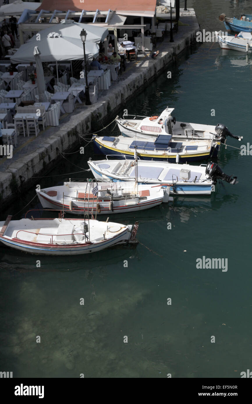 Regardant VERS LE BAS SUR LES BATEAUX DE PÊCHE RETHYMNON Crète Grèce 02 Mai 2014 Banque D'Images