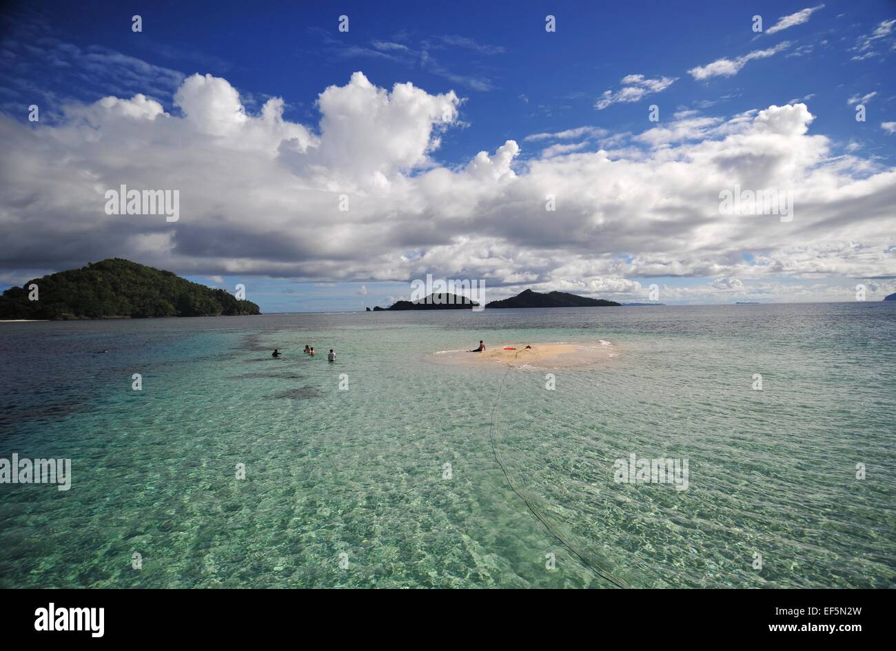 Sangir-talaud, Indonésie. 27 Jan, 2015. Le Mandaku les touristes en apnée dans le parc marin dans les îles Sangihe, au nord de Sulawesi, Indonésie, 27 janvier 2015. Mandaku marine park a de belles plages, des récifs coralliens, ainsi qu'une grande variété de poissons. C'est un grand centre d'attraction pour les plongeurs et les plongeurs. Credit : Zulkarnain/Xinhua/Alamy Live News Banque D'Images