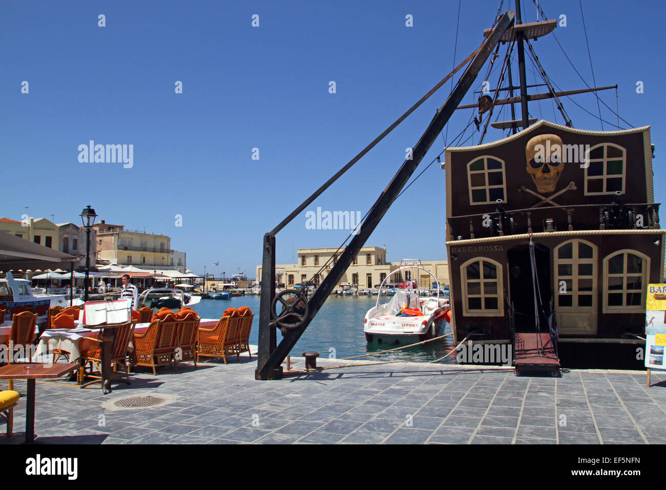 Bateau de pirate & CRANE RETHYMNON Crète Grèce 02 Mai 2014 Banque D'Images