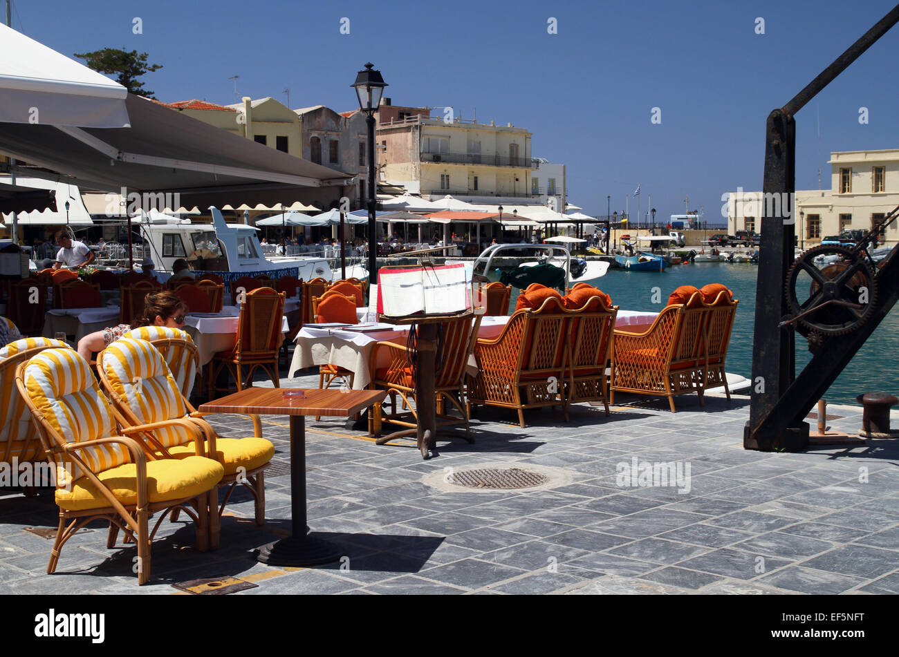 Chaise jaune à rayures & RESTAURANT RETHYMNON Crète Grèce 02 Mai 2014 Banque D'Images
