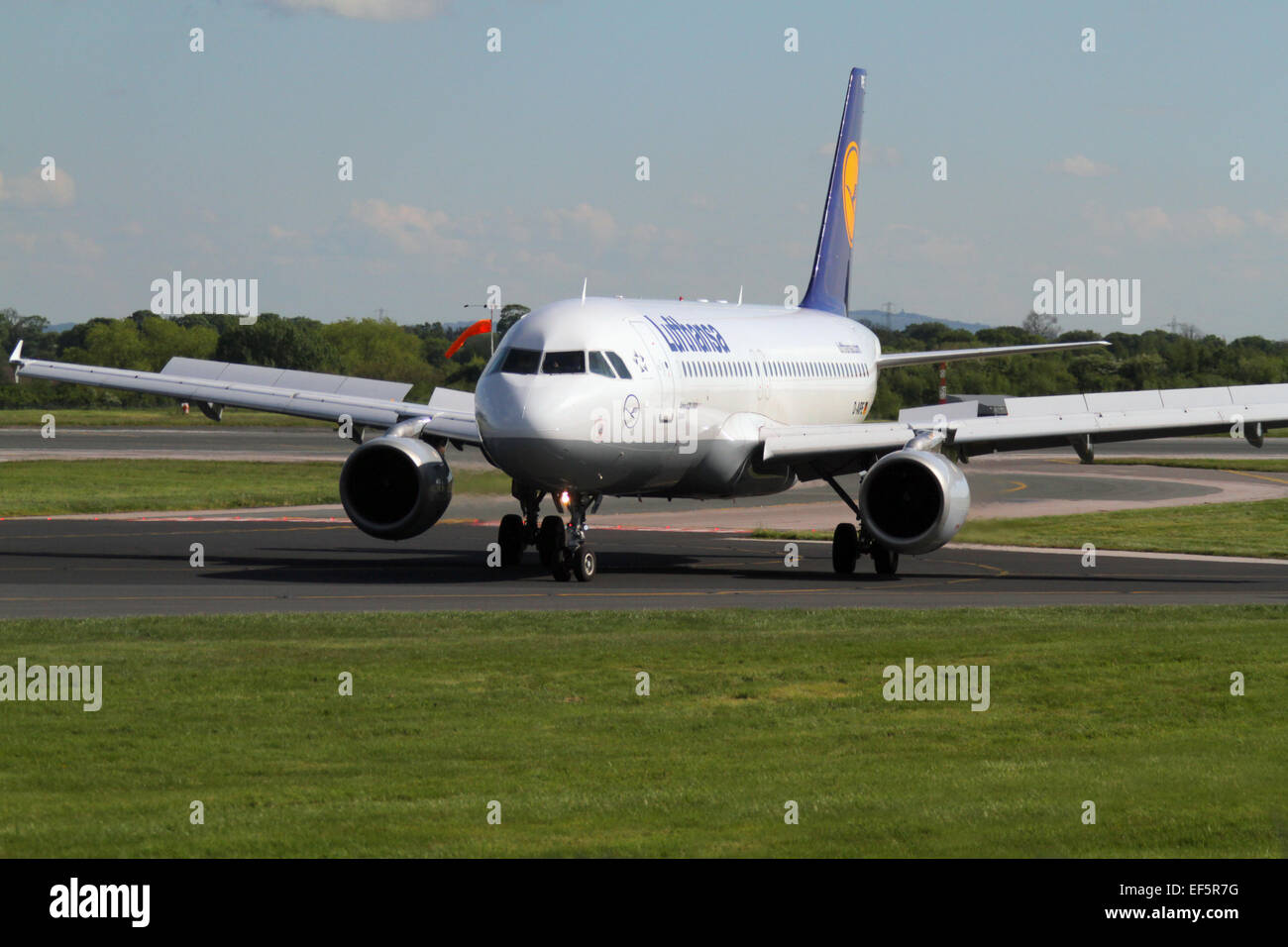 LUFTHANSA AIRBUS A320-211 D'AÉRONEFS-AIPE l'aéroport de Manchester en Angleterre 14 Mai 2014 Banque D'Images