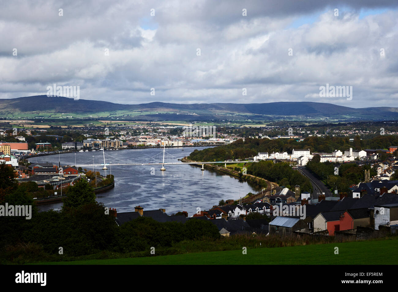 Le centre-ville de Londonderry derry rivière Foyle vue paysage d'Irlande Banque D'Images