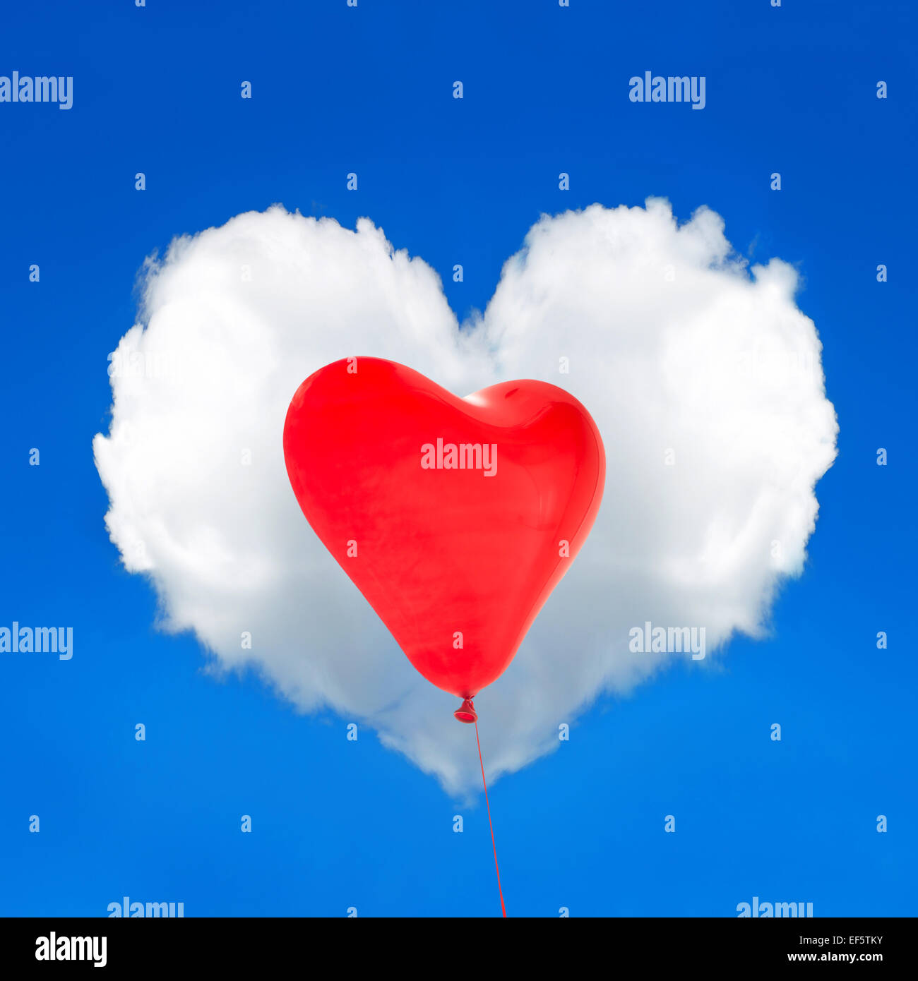 Ballon rouge en forme de cœur et de nuages dans le ciel bleu parfait. Concept de la Saint-Valentin Banque D'Images