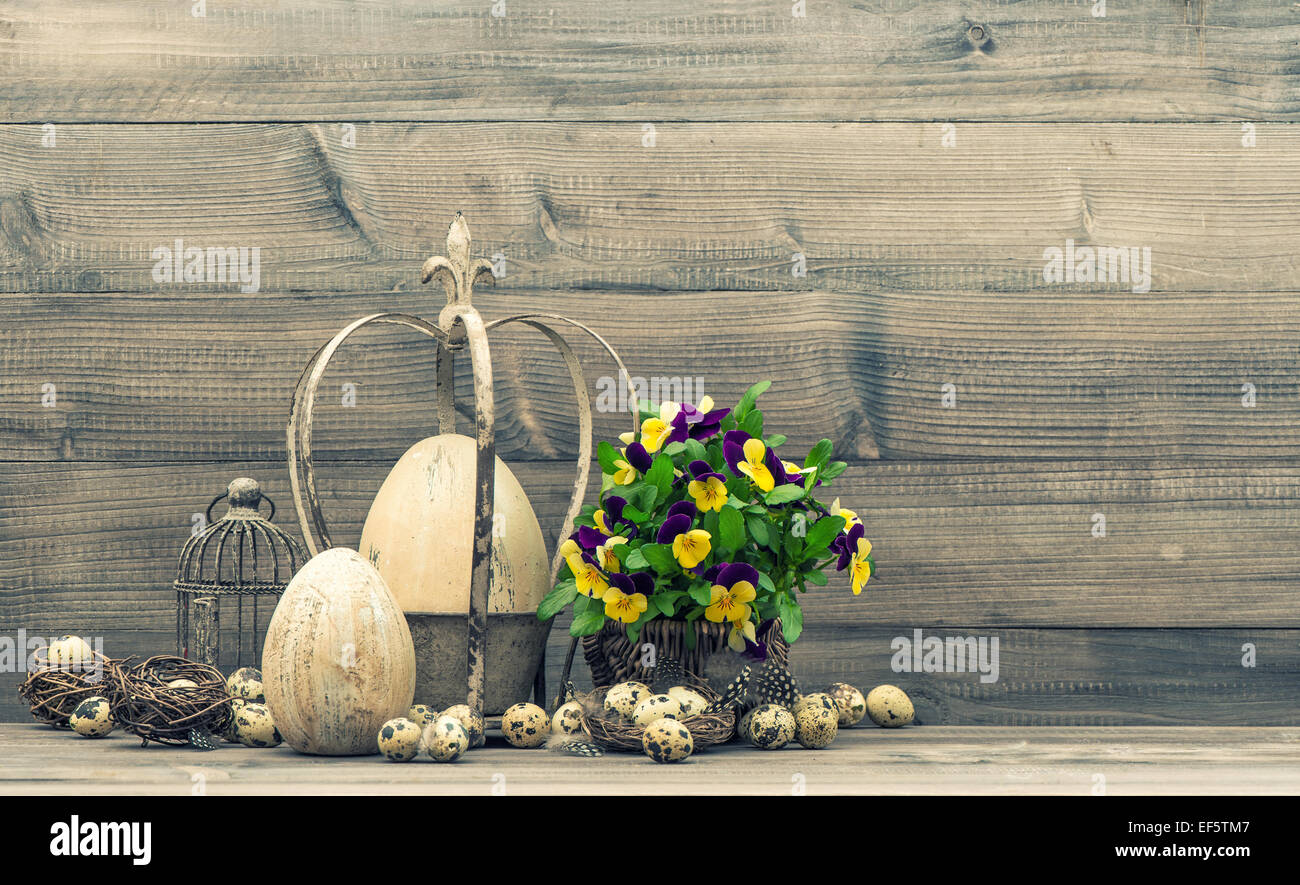 La vie toujours avec des oeufs de Pâques, fleur, nid et volière. Tons style vintage photo Banque D'Images