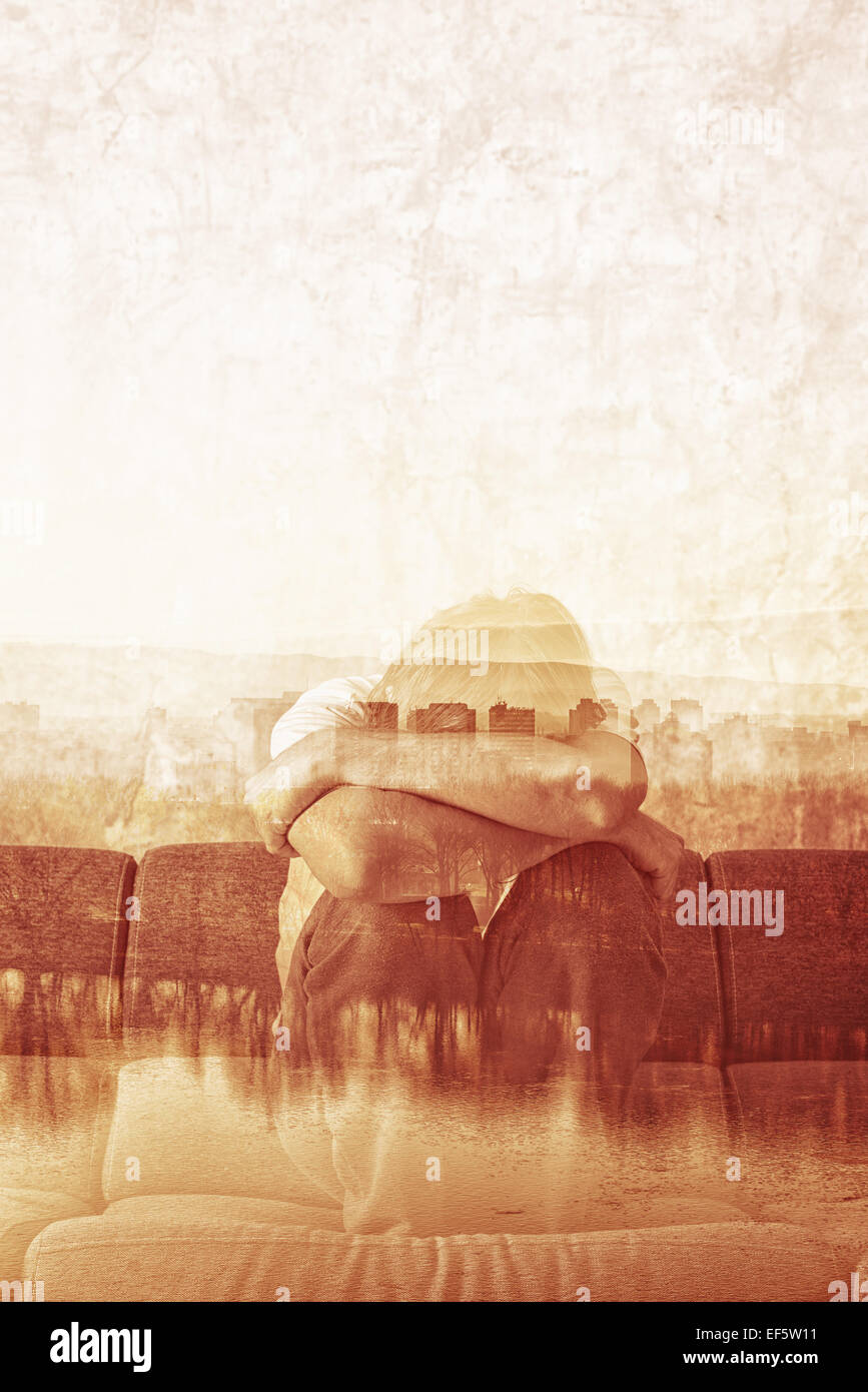 L'aliénation sociale, concept homme déprimé couvrant le visage et qui crie dans le désespoir. Banque D'Images