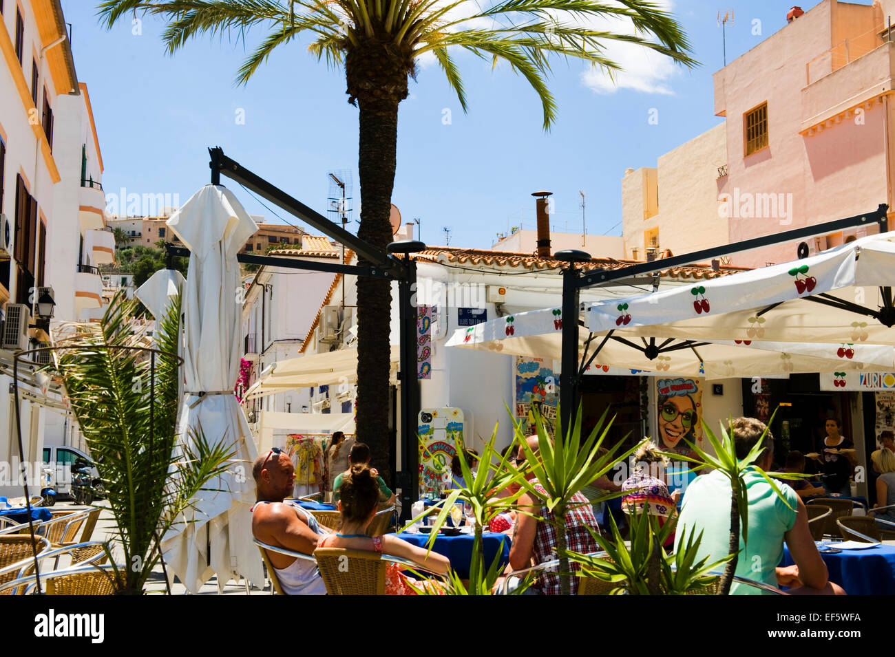 Assis à l'extérieur, Ibiza, Espagne Banque D'Images
