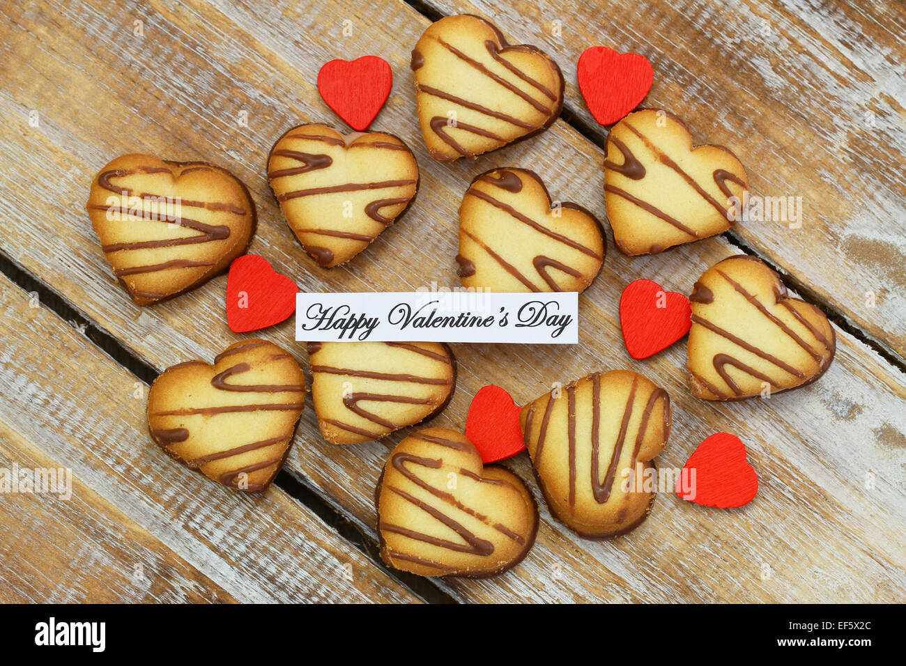 Happy Valentine's day avec des cookies au chocolat en forme de coeur Banque D'Images