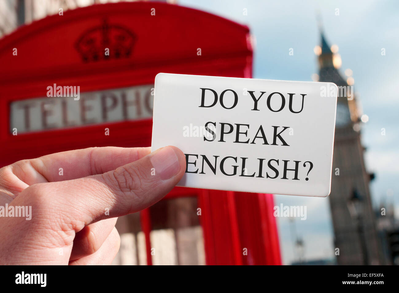 Un homme avec une pancarte portant le texte parlez-vous français ? Avec une cabine téléphonique rouge et le Big Ben en arrière-plan, dans L Banque D'Images