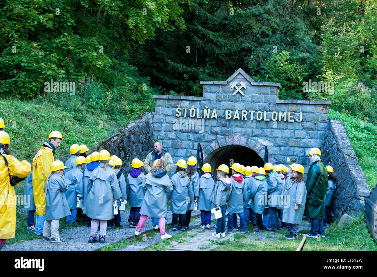 Les enfants et les adultes port du casque et les manteaux se préparent à descendre dans la mine à ciel ouvert datant de 1156, Musée de la mine, l'UNESCO s Banque D'Images