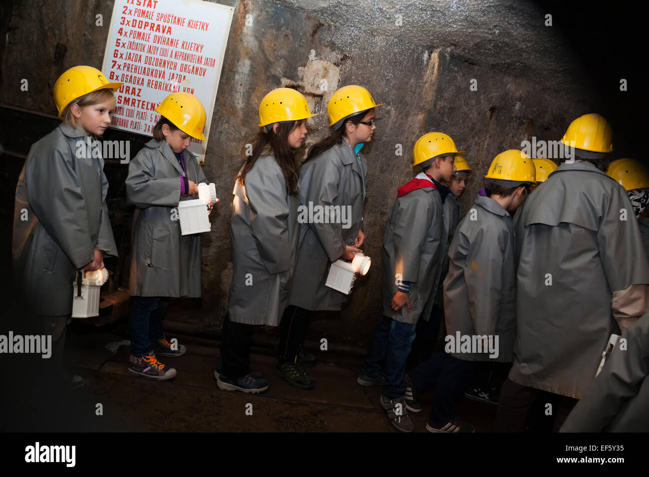 Enfants portant des casques et les manteaux sont en visite dans la mine à ciel ouvert en usage de 1156 à 1993, site de l'UNESCO, Banska Stiavnica, Slova Banque D'Images