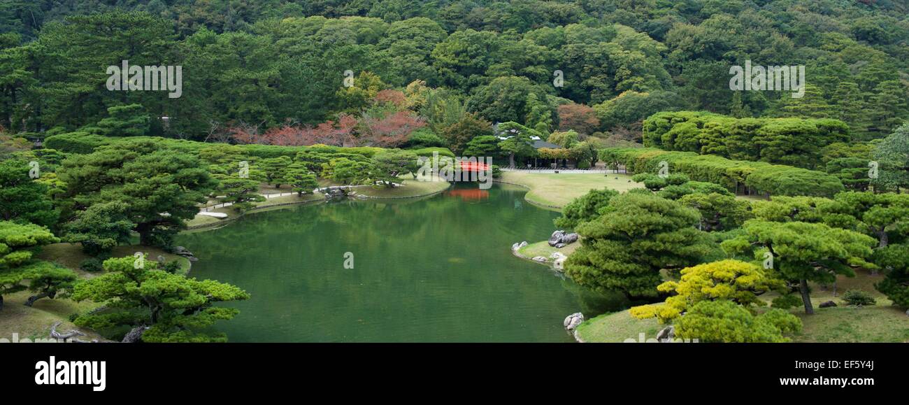 Étang et pont de jardin Ritsurin à Takamatsu, Japon Banque D'Images