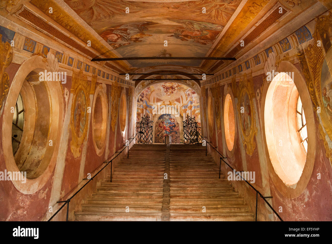 Élaborer l'entrée escalier peint à l'intérieur de l'église de la Crucifixion, les stations de la Croix, calvaire, construit par un Jésuite pri Banque D'Images