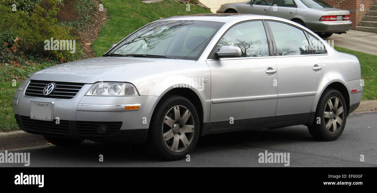 La berline Volkswagen Passat 2001-2005 est une voiture intermédiaire offrant un intérieur confortable, des performances solides et un style européen. Connu pour sa conduite souple et sa conception pratique, il est populaire pour la conduite urbaine et sur autoroute. Banque D'Images