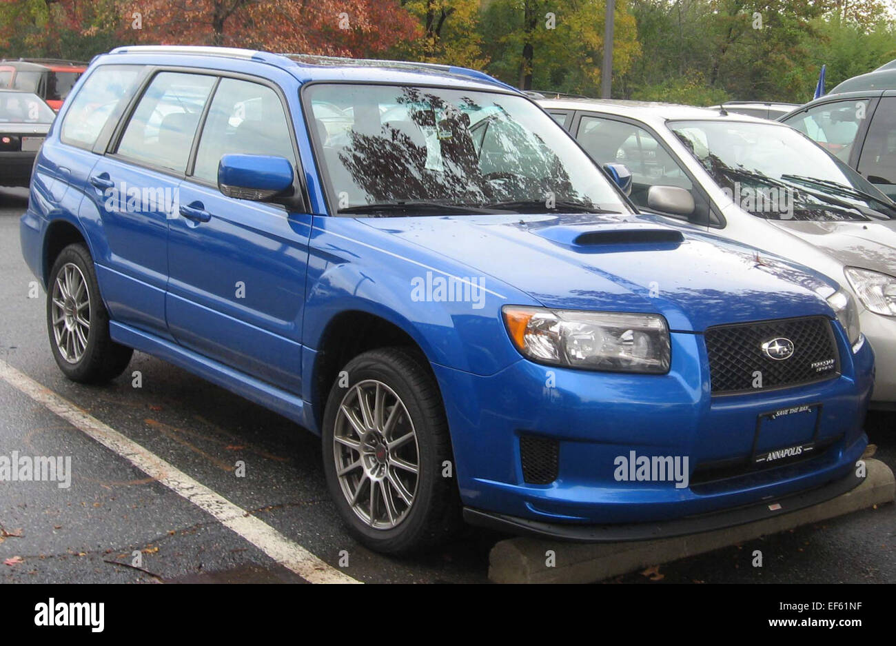 Le Subaru Forester 2.5XT Sports 2006-2008 est un VUS multisegment compact équipé d’un moteur 4 cylindres de 2,5 l turbocompressé produisant 230 chevaux. Il est équipé de la transmission intégrale pour des capacités tout-terrain et d'un habitacle spacieux avec des caractéristiques sportives telles que des sièges sport et des éléments de style uniques. Banque D'Images