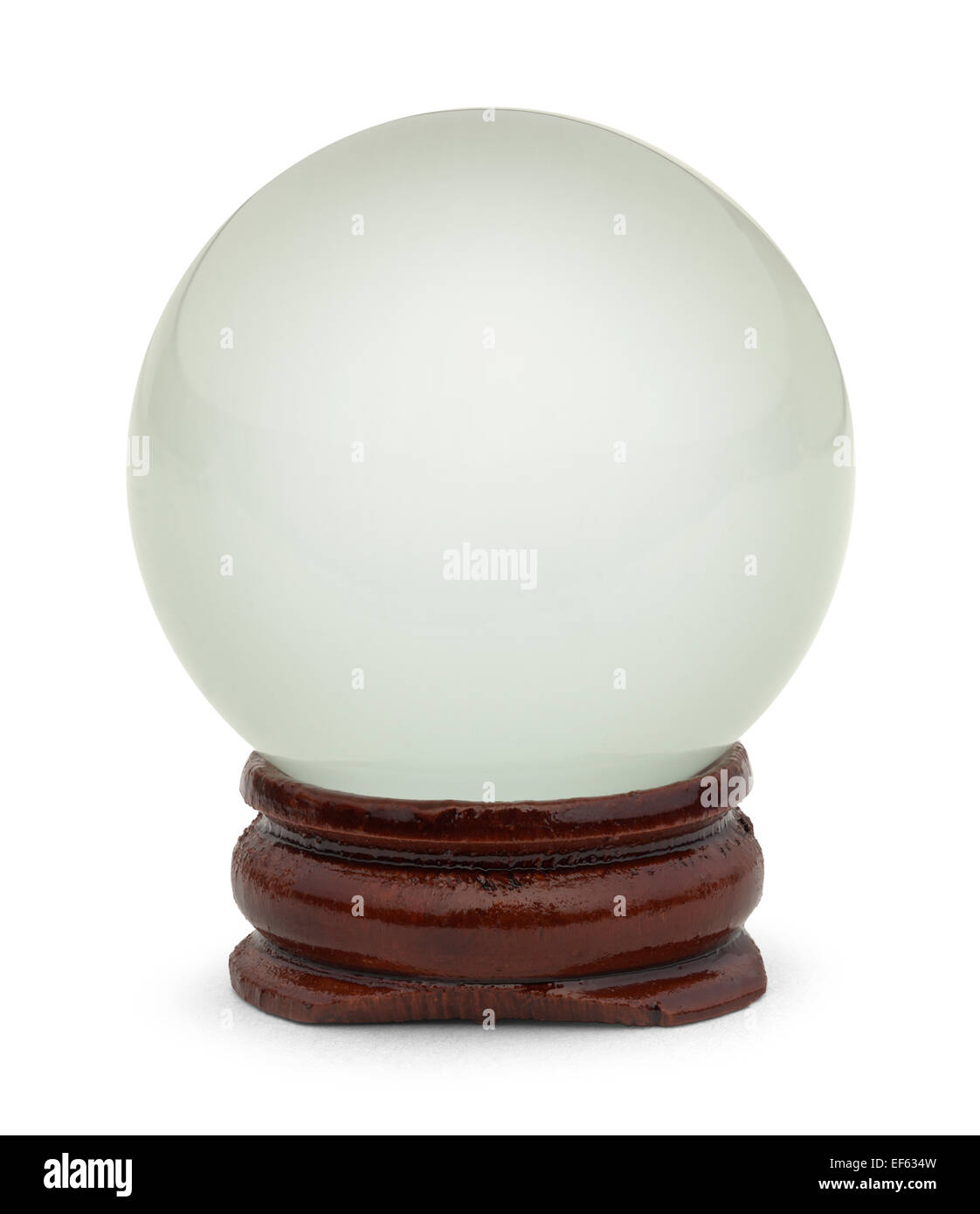 Boule de cristal de verre sur une base en bois isolé sur fond blanc. Banque D'Images