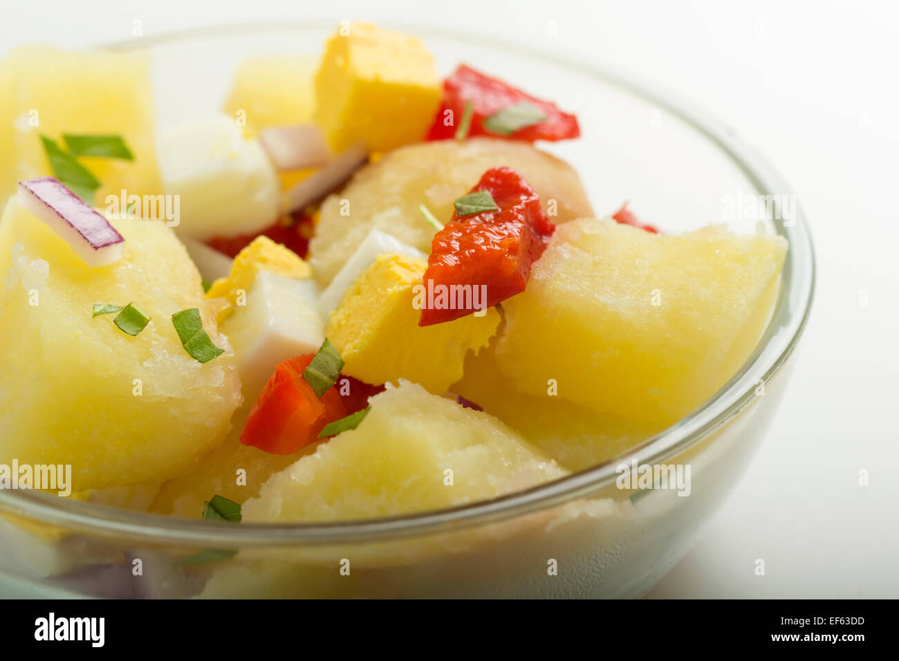 Close up de salade de pommes de terre avec les oeufs dans un bol transparent Banque D'Images