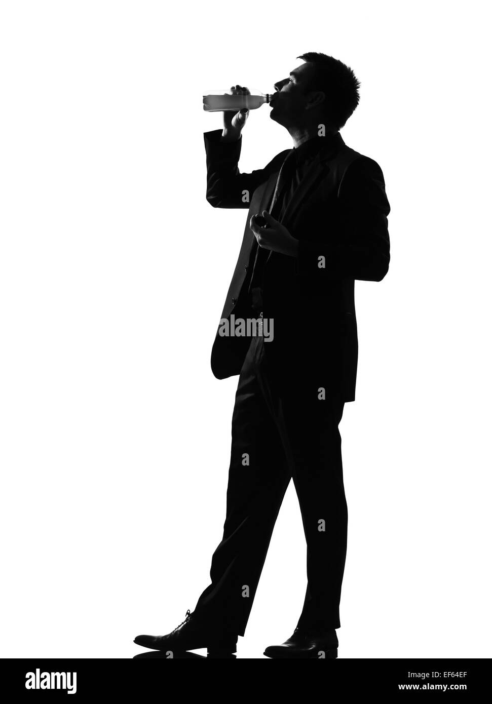 Silhouette caucasian business man exprimant la consommation d'alcool sur toute la longueur isolée studio fond blanc Banque D'Images